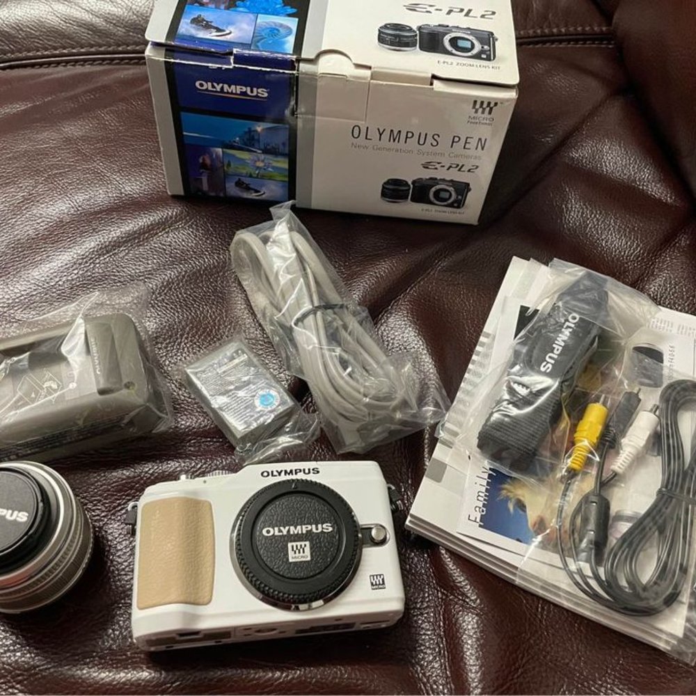 Olympus PEN E-PL2 12.3MP Digital Camera - Silver (Kit w/ 14mm-42mm Lens)